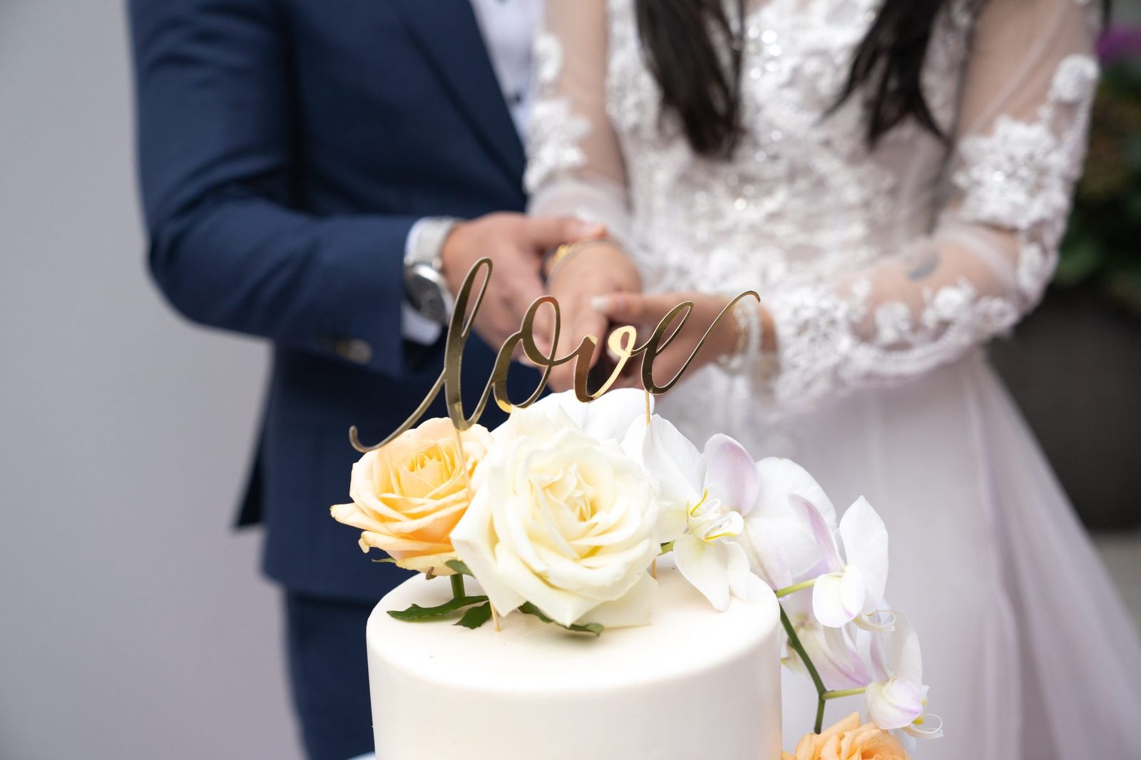 ウェディングケーキ入刀をする新郎新婦